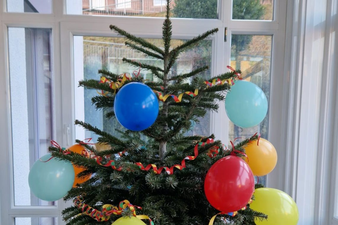 Narrenbaum begrüßt Mandanten in Oppenau