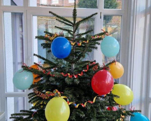 Narrenbaum begrüßt Mandanten in Oppenau